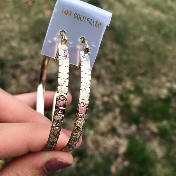 4MM Diamond cut Hoop Earrings - Picture 6 of 10